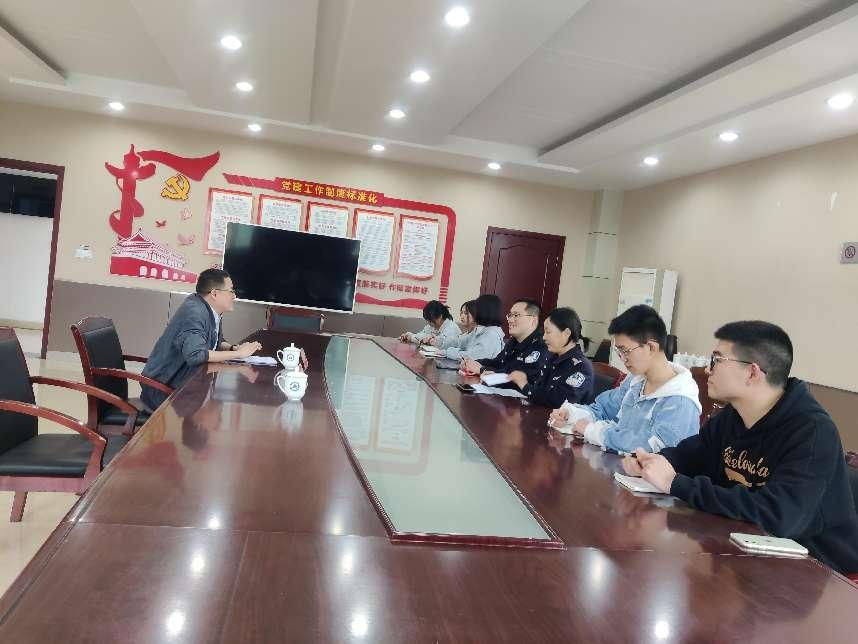 与自贡市监狱带教老师和实习生召开交流会.png
