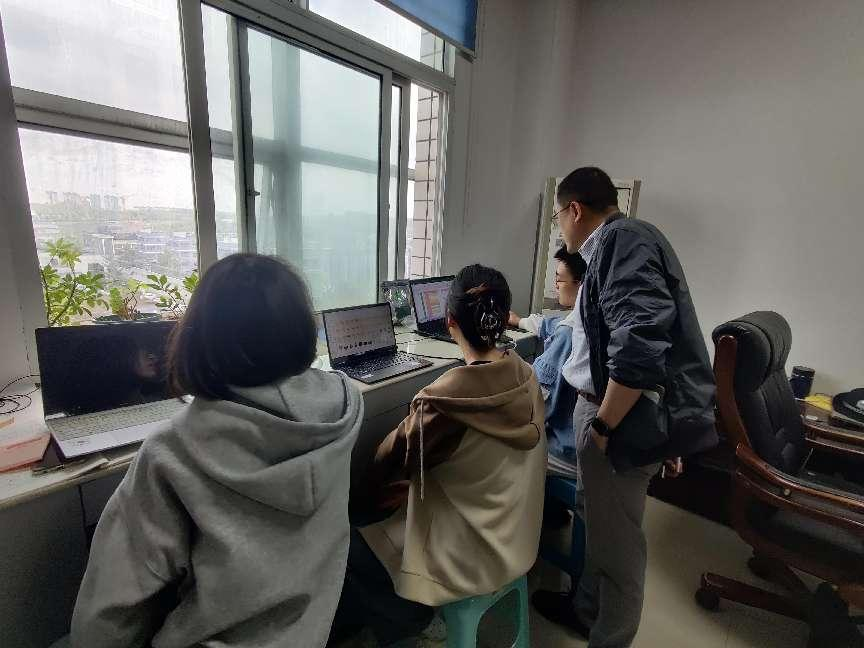 与实习学生交流.png