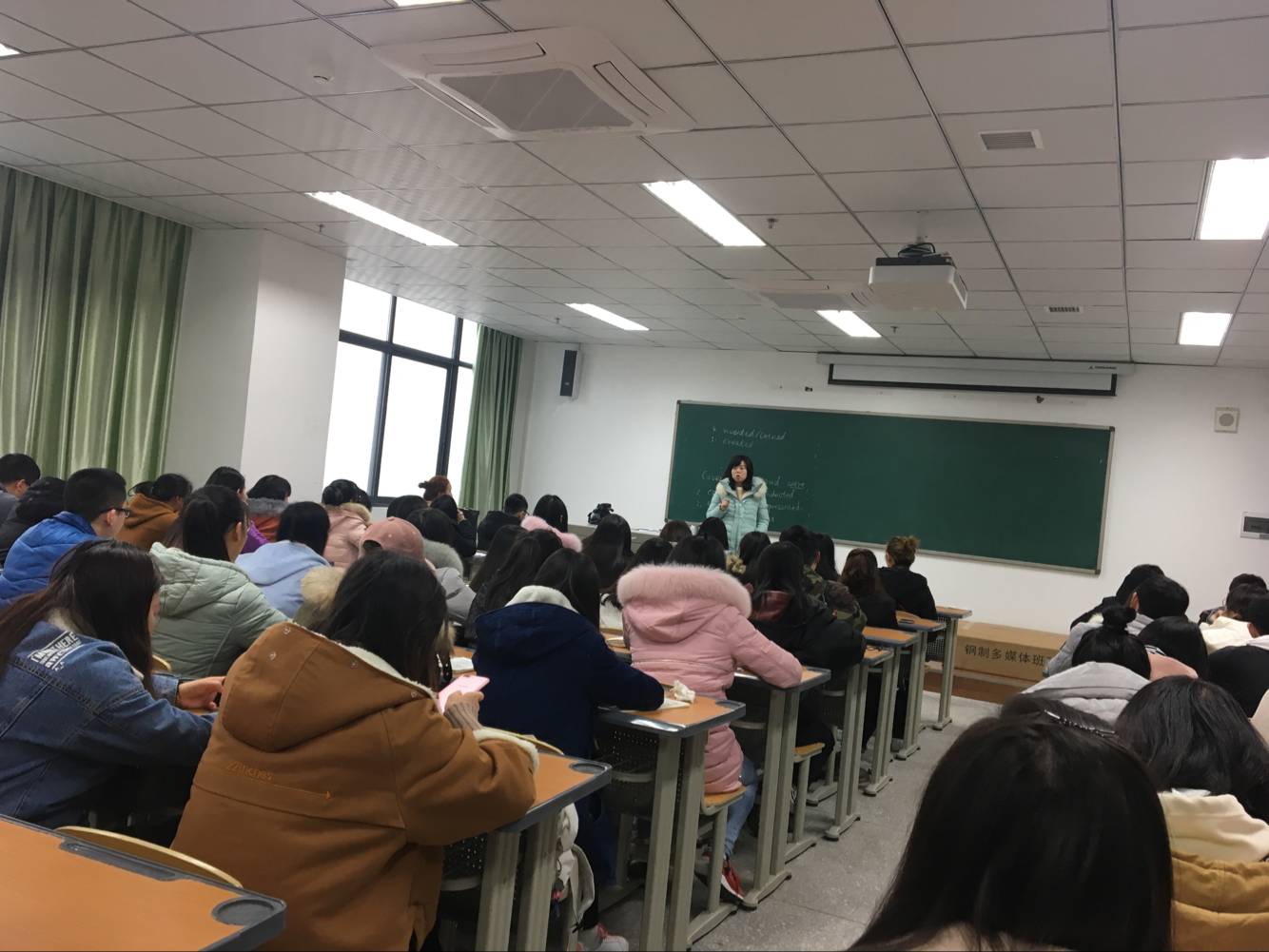 教心学院召开学生干部安全培训会.png